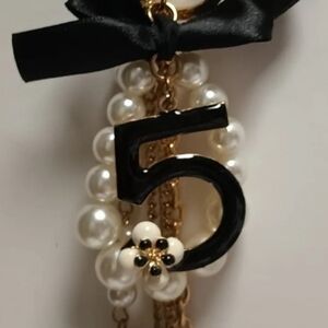 NO. 5 BLACK & PEARLS KEYCHAIN